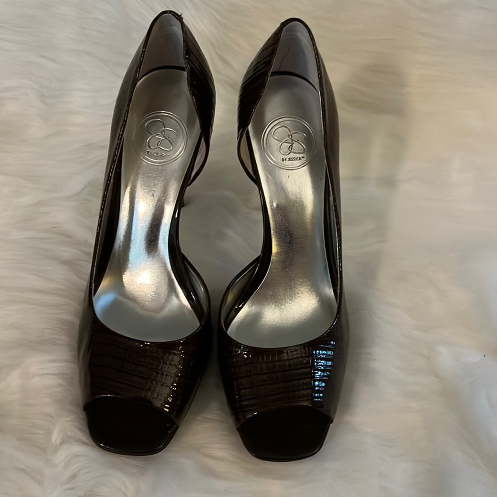 Dark brown croc embossed patent leather Jessica Simpson platform pumps, size 8